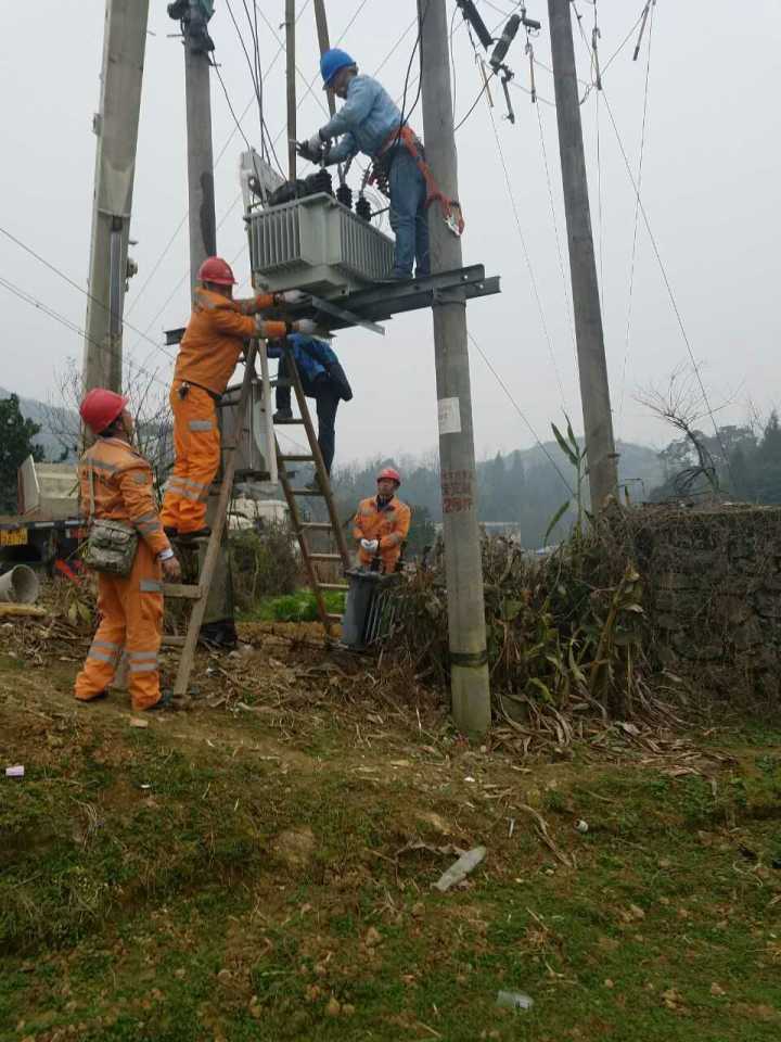 守護燈火，電力人在行動——松桃供電局一線員工春節(jié)保電側(cè)記