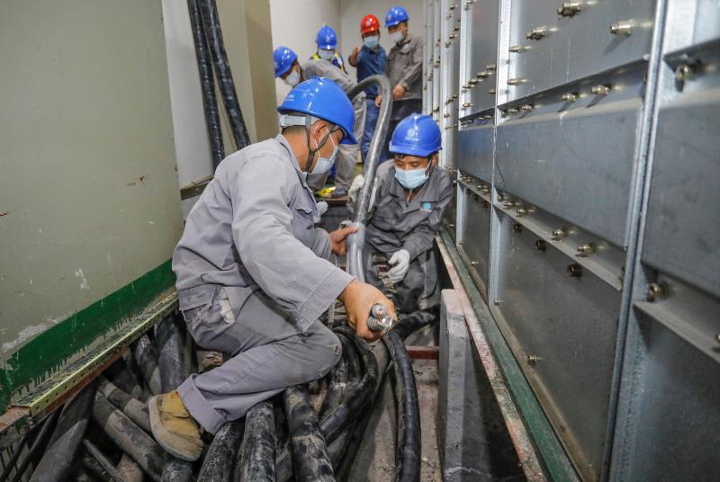 與時(shí)間賽跑，為生命加速 電力員工星夜鏖戰(zhàn)為醫(yī)院用電“增容”