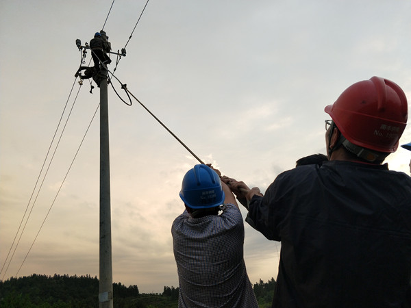 國網(wǎng)撫州市南豐縣供電公司：暴雨突襲 及時搶修用電無憂