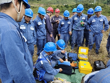 鳳慶供電局開展接地電阻儀、直流試送儀的培訓(xùn)