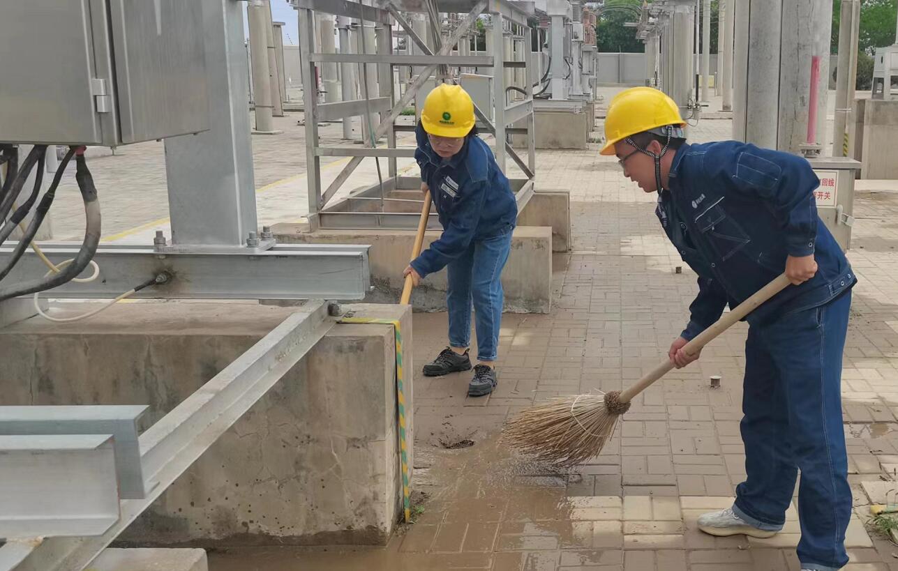 戈壁有雨，阿電人全力出擊保供電