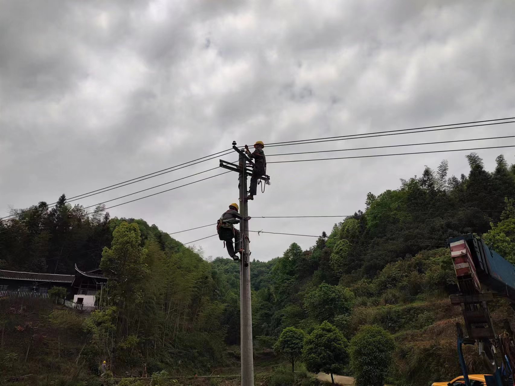 國網中方縣供電公司電桿移位 護航春耕