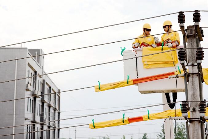 國網大足供電公司：烈日下帶電作業(yè) 護航客戶清涼度夏