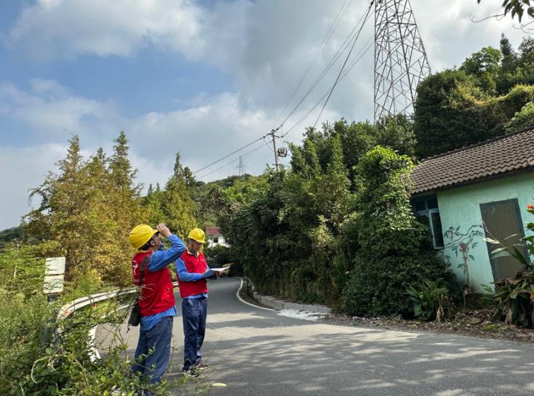 余姚市宏宇輸變電工程公司線路特巡保安全 護航國慶“滿格電”