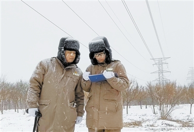 天津各級電力部門全力應(yīng)對寒潮降雪 開啟專項(xiàng)巡視 排除安全隱患