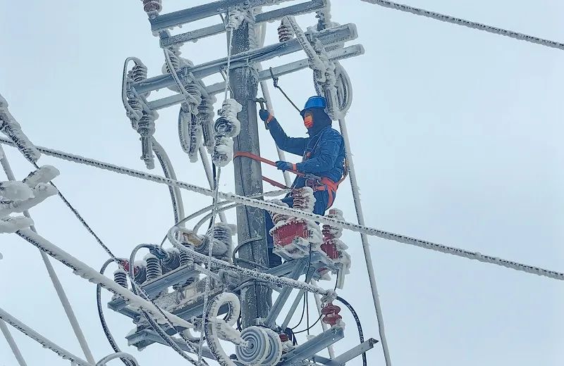 頂風(fēng)冒雪戰(zhàn)寒潮 全力以赴保供電