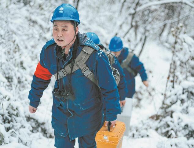 【國網(wǎng)楷?！恐芗t亮：巡行秦嶺深處 守護線路安全