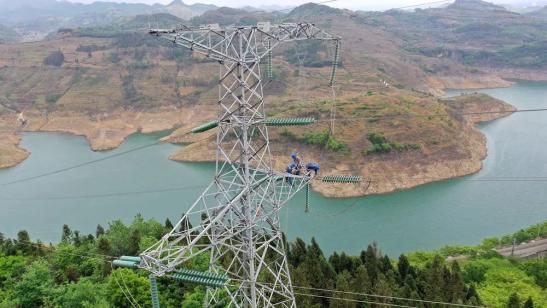 貴州興義供電局高空之上，用責(zé)任守護(hù)安全送去光明