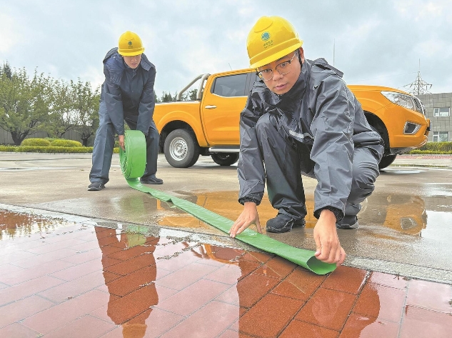 遼寧大連供電公司及時清除低洼變電站積水