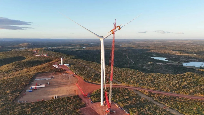 三峽巴西公司帕爾梅拉風電項目首臺風機吊裝完成