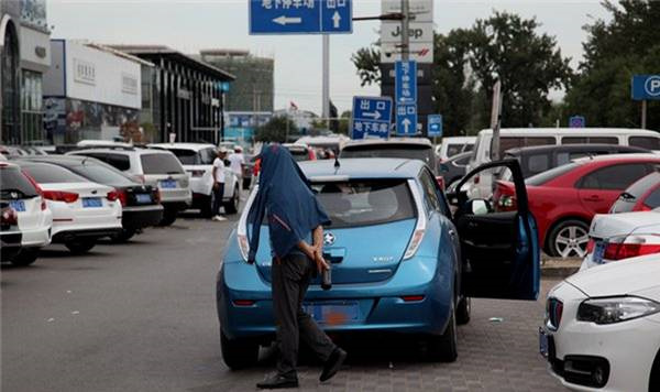 一年新車對(duì)折賣 新能源二手車何去何從？