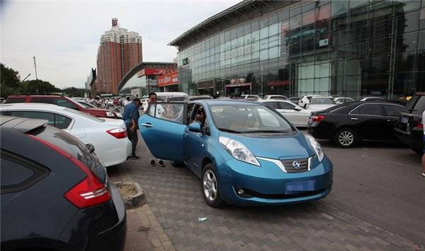 一年新車對(duì)折賣 新能源二手車何去何從？